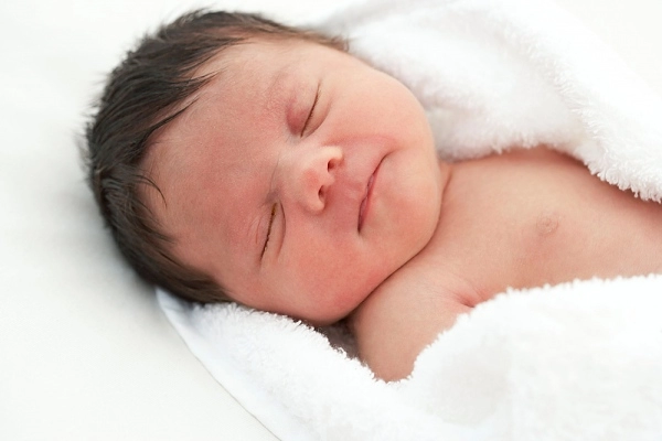 3 dấu hiệu bé sơ sinh bú mẹ đang phát triển đúng chuẩn