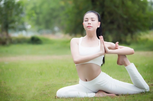 4 mỹ nhân vbiz gây chú ý với động tác yoga trồng cây chuối