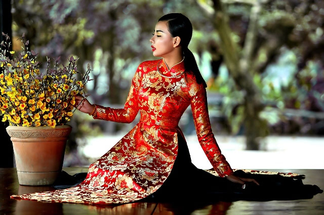 5 lưu ý cần biết khi mặc áo dài gấm chơi tết