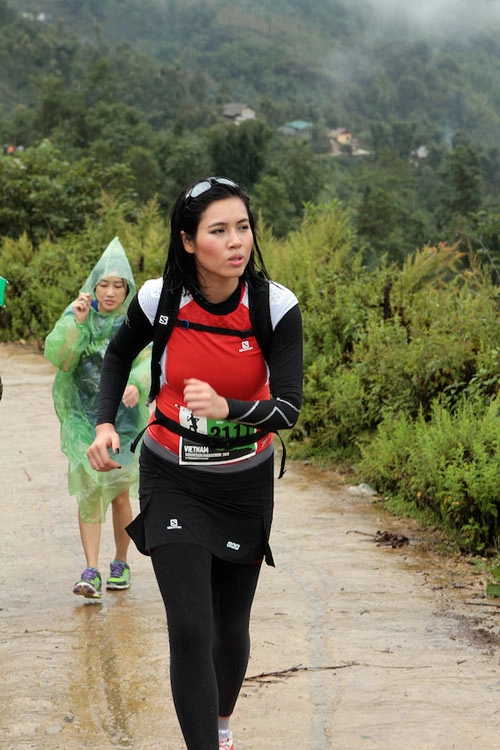 Á hậu hoàng my chạy 21km qua hai quả núi