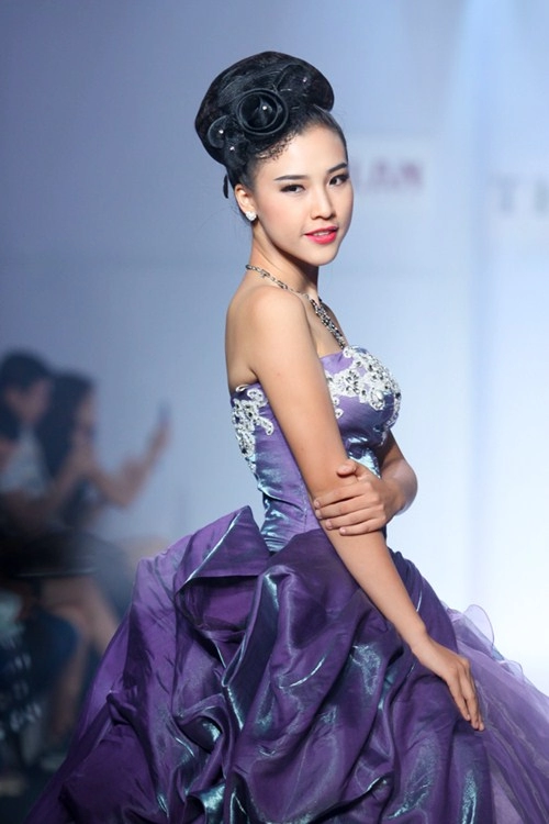 Á hậu hoàng oanh tỏa sáng trên sàn catwalk