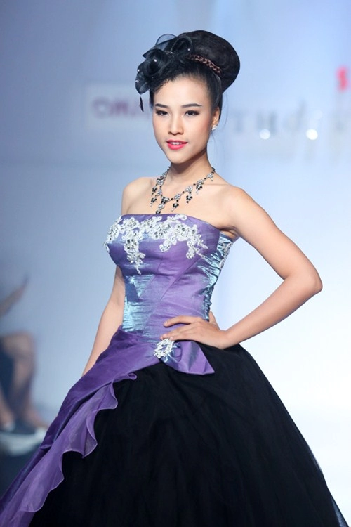 Á hậu hoàng oanh tỏa sáng trên sàn catwalk