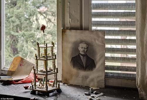 Ám ảnh ngôi nhà bị bỏ hoang 20 năm của gia đình bác sĩ