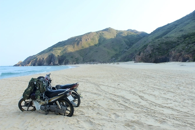 Bãi kỳ co không thích đi canô thì bạn vẫn có thể chạy xe máy theo con đường vòng quanh núi