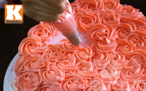 Bánh kem hoa hồng dành tặng mẹ ngày 83