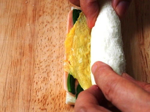 Bánh mì sandwich cuộn trứng nhanh gọn