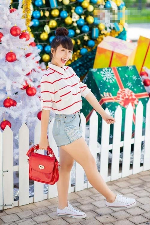 Bắt lỗi thời trang lộ chân quá khổ của khả ngân