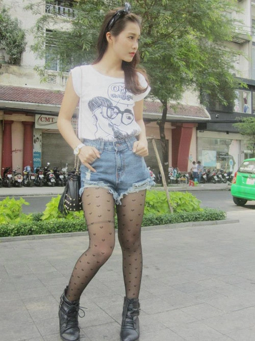 Bắt lỗi thời trang lộ chân quá khổ của khả ngân