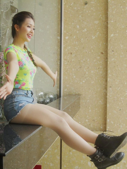 Bắt lỗi thời trang lộ chân quá khổ của khả ngân