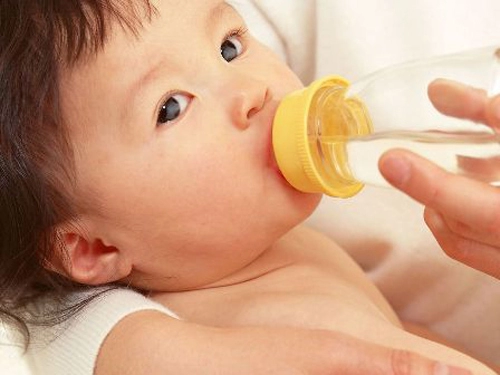 Bé 10 tuần tuổi tử vong vì uống sữa mẹ pha với nước