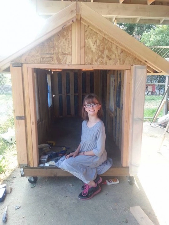 Bé 9 tuổi tặng rau củ xây nhà ở cho người vô gia cư suốt 4 năm