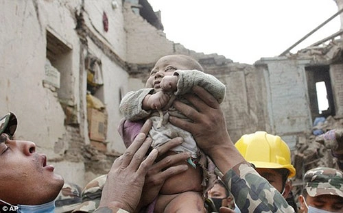 Bé sơ sinh bị chôn vùi trong động đất nepal lớn bổng sau 1 năm