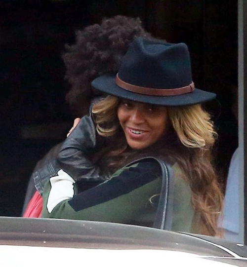 Beyoncé giấu bụng khi đi ăn cùng chồng con