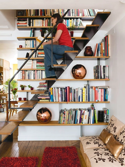 Biến khu vực quanh cầu thang thành tủ sách