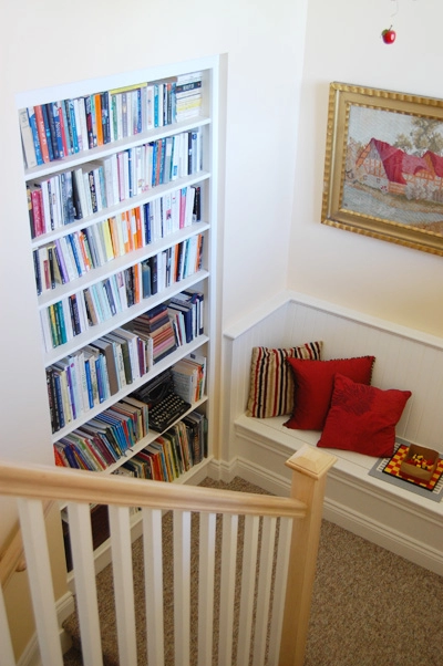 Biến khu vực quanh cầu thang thành tủ sách