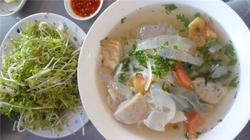 Bộ đôi bún cá - bún sứa nao lòng du khách nha trang