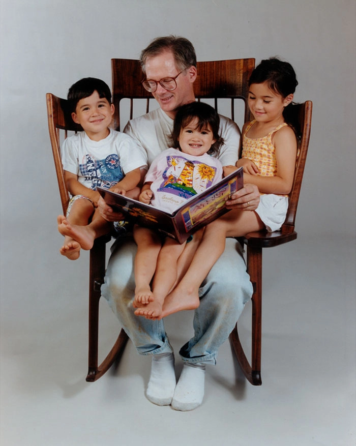 Bố đóng ghế đọc sách cho ba con