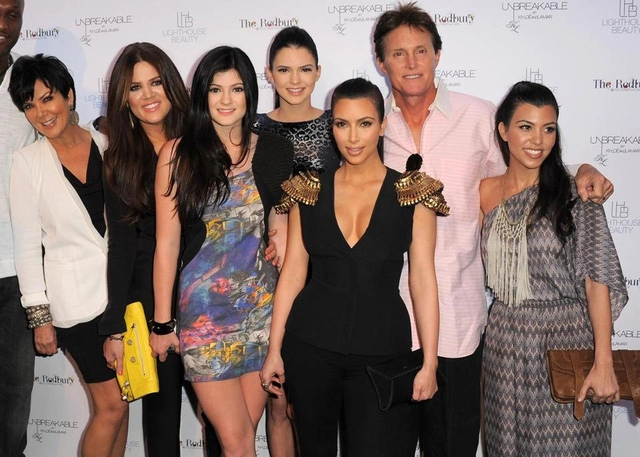 Bố dượng kim kardashian chuyển giới ở tuổi 65