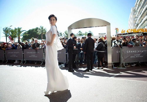 Bóc mác váy hàng hiệu của lý nhã kỳ tại cannes 2013