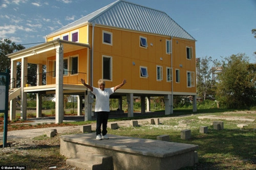 Brad pitt xây nhà cho 109 hộ gia đình mất nhà sau cơn bão