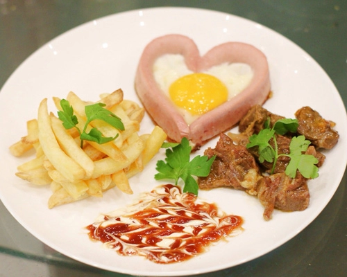Bữa sáng lãng mạn với trái tim trứng cho valentine