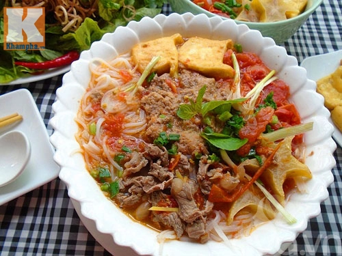 Bữa sáng ngon miệng với bún riêu bò