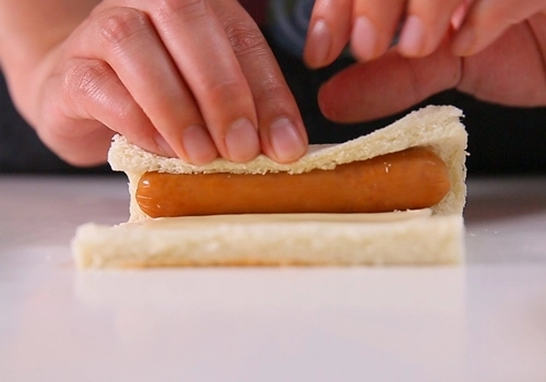 Bữa sáng nhanh gọn với sandwich cuộn xúc xích