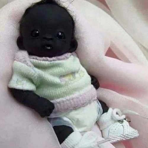 Bức ảnh em bé nam phi đen nhất thế giới gây tranh cãi