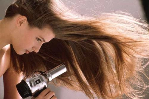 Bức xạ điện từ ở máy sấy tóc nguy hại sức khỏe gia đình