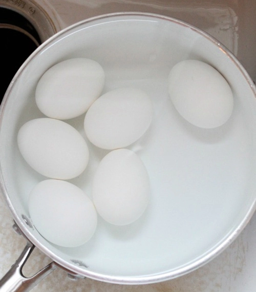 Cách luộc và bóc vỏ trứng hoàn hảo