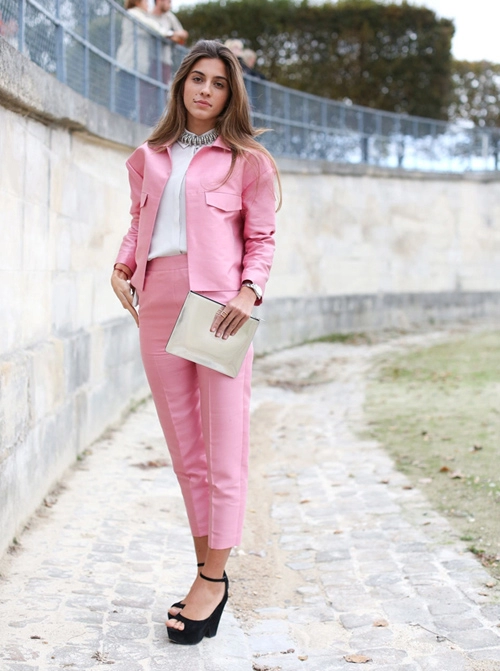 Cách mặc màu hồng đẹp mà không sến cho nữ công sở