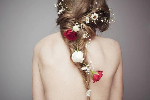 Cách tết tóc đính hoa đẹp mê li