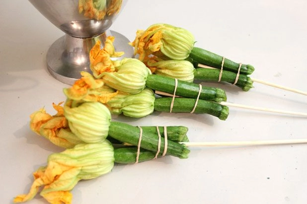 Cắm bình hoa từ bắp cải đậu đũa đơn giản mà độc đáo