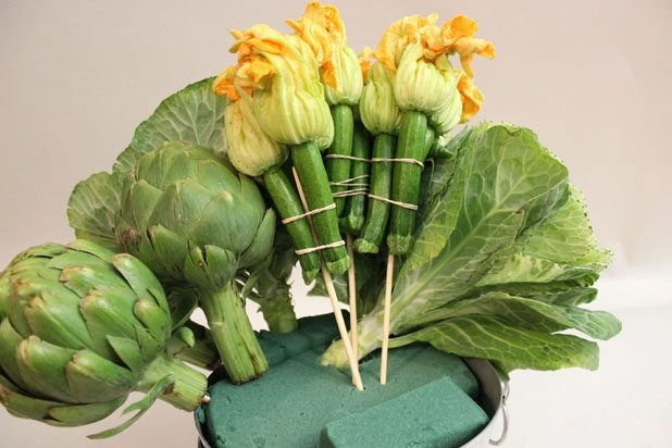 Cắm bình hoa từ bắp cải đậu đũa đơn giản mà độc đáo