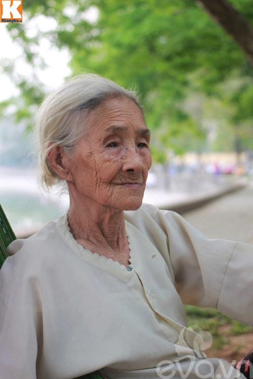 Cảm thương mẹ già 83 tuổi vẫn bán trà đá nuôi con 40 tuổi