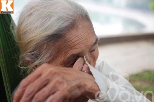 Cảm thương mẹ già 83 tuổi vẫn bán trà đá nuôi con 40 tuổi