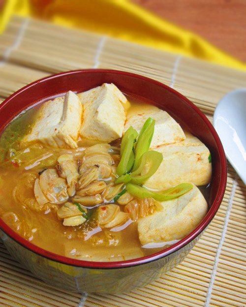Canh kim chi nấu ngao đậu nóng hổi