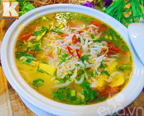 Canh riêu cá ngần nấu dứa thanh mát