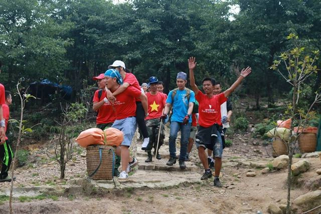 Chàng trai đi bộ xuyên việt gieo điều ước cho trẻ em nghèo