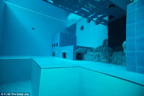 Choáng ngợp bể bơi sâu nhất thế giới