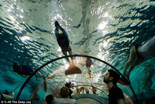 Choáng ngợp bể bơi sâu nhất thế giới