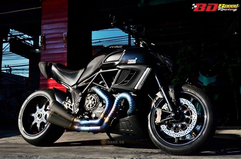 Choáng ngợp với dàn đồ chơi khủng trên chiếc ducati diavel độ