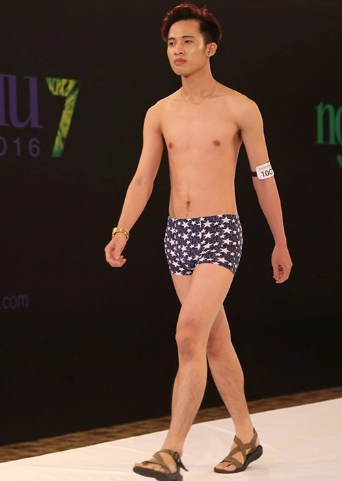 Choáng với thí sinh nam gầy trơ xương mang giày cao gót catwalk