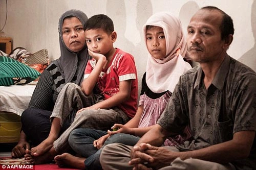 Cô bé indonesia bị sóng thần cuốn trở về sau 10 năm