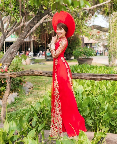Cô dâu mùa hè tuyệt xinh với áo dài cưới màu đỏ
