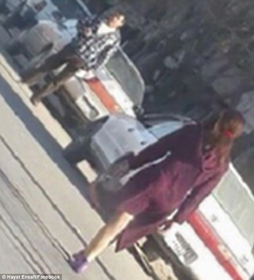 Cô gái gây náo loạn đường phố vì mặc váy ngắn
