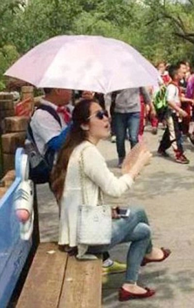 Cô giáo trẻ sợ nắng bắt học sinh cầm ô gây phẫn nộ