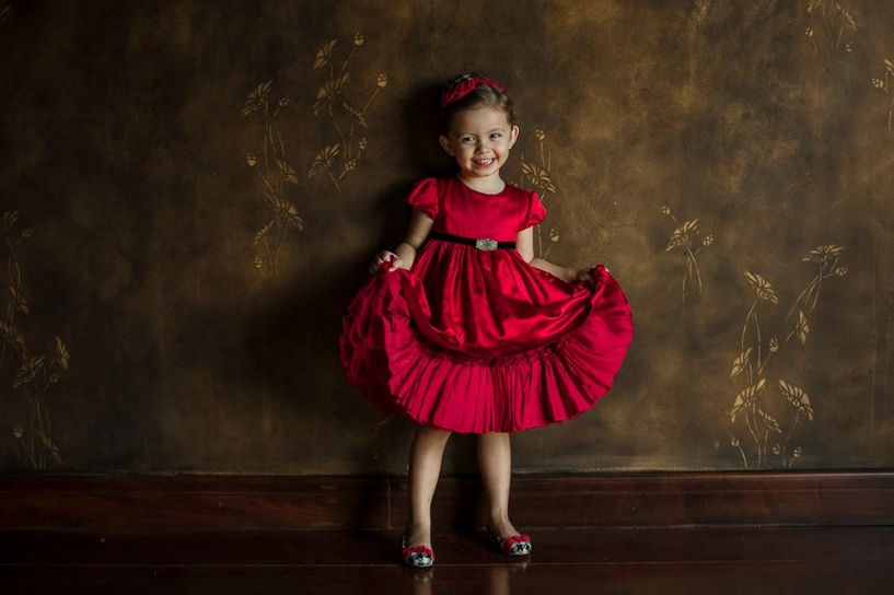 Con gái diva hồng nhung mặc váy đỏ cực xinh