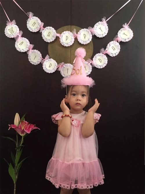 Con gái đoan trang xinh xắn đón sinh nhật 2 tuổi