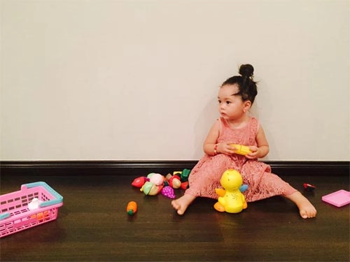 Con gái đoan trang xinh xắn đón sinh nhật 2 tuổi